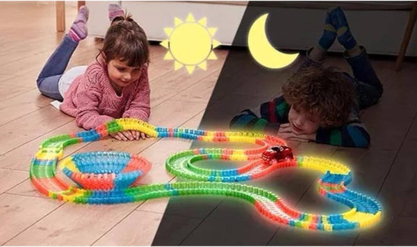 Glow In The Dark Magische Racebaan - 240-Delig - Flexibele Speelbaan - Inclusief Auto - Lichtgevende Track - Uitbreidbaar Speelgoed